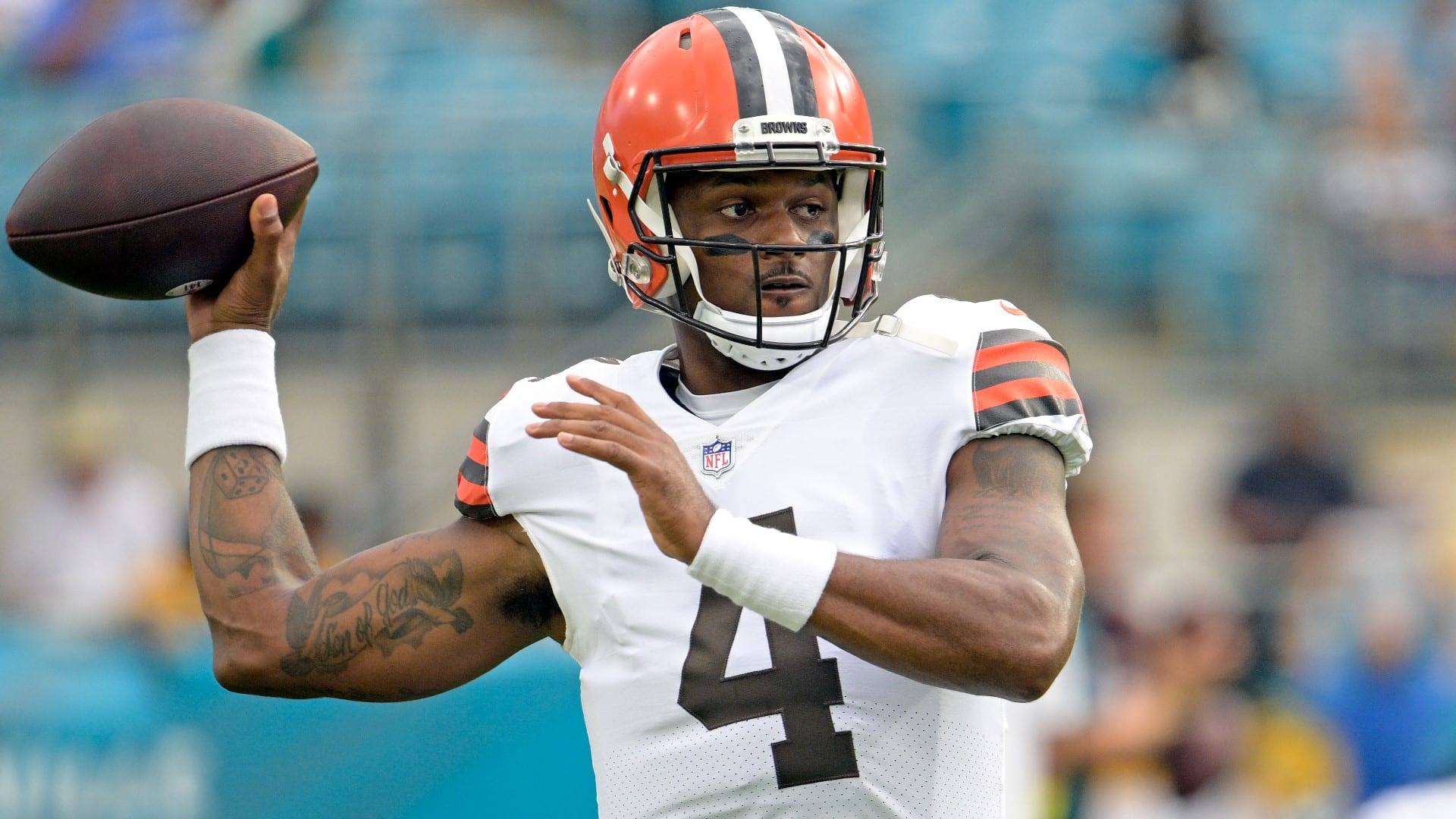 Clevelamd Browns Quarterback Deshaun Watson throwing the football