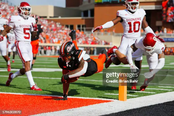 Oklahoma State running back Ollie Gordon scores a touchdown