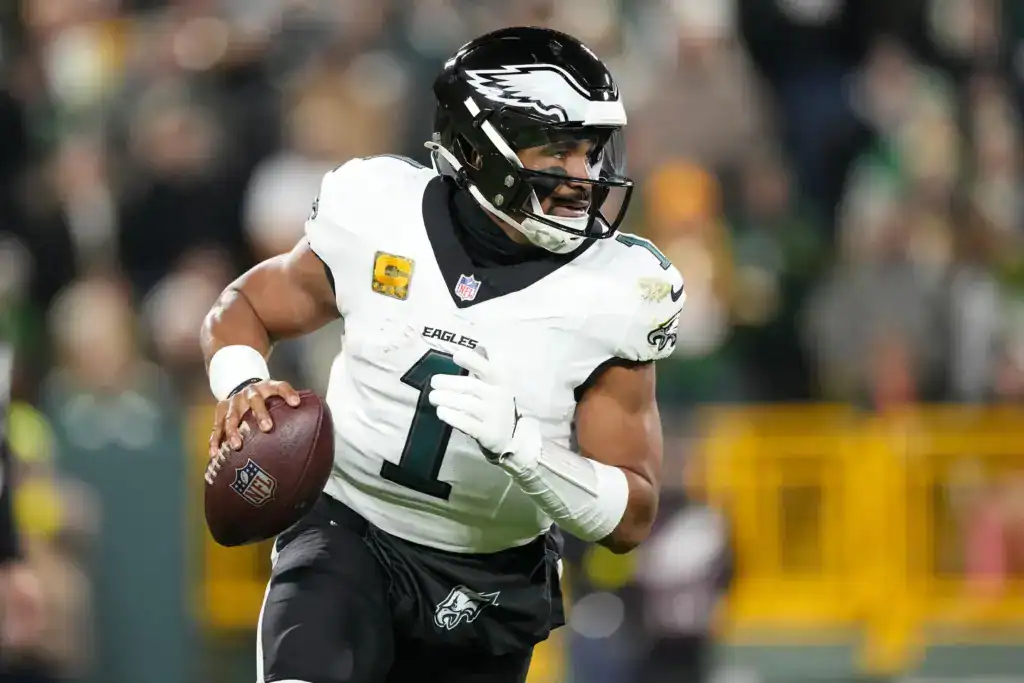 philadelphia Eagles Jalen Hurts scrambles against Green Bay Packers