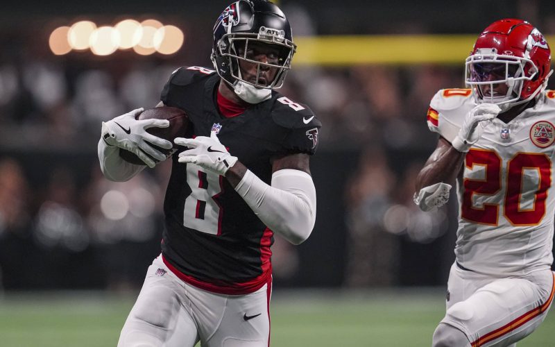 Sep 22, 2024; Atlanta, Georgia, USA; Atlanta Falcons tight end Kyle Pitts (8) runs against Kansas City Chiefs safety Justin Reid (20) after a catch during the first half at Mercedes-Benz Stadium. Mandatory Credit: Dale Zanine-Imagn Images
