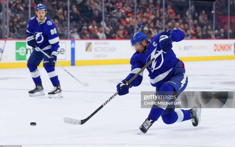 PHILADELPHIA, PA - DECEMBER 01: Steven Stamkos #91 of the Tampa Bay Lightning shoots the puck against the Philadelphia Flyers in the first period at the Wells Fargo Center on December 1, 2022 in Philadelphia, Pennsylvania. (Photo by Mitchell Leff/Getty Images)