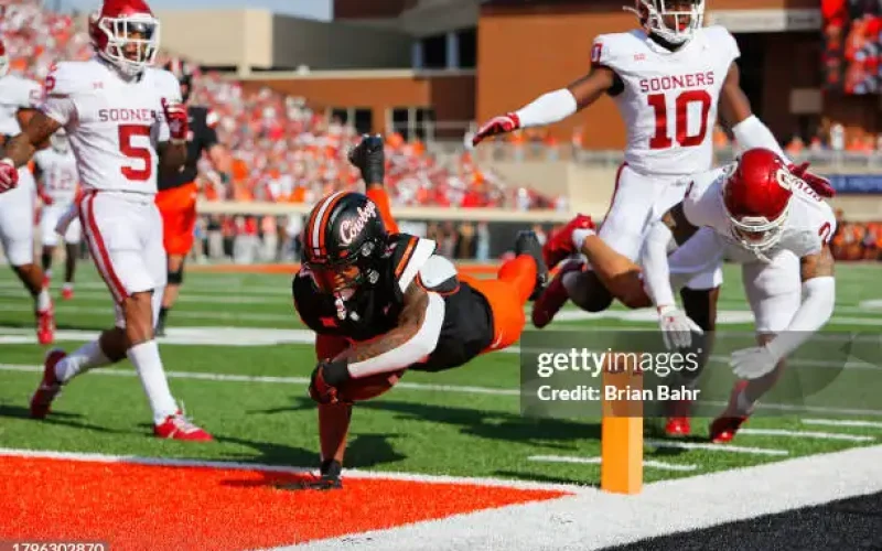 Oklahoma State running back Ollie Gordon scores a touchdown